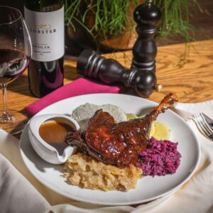 1/4 husy s variací knedlíků a variací zelí